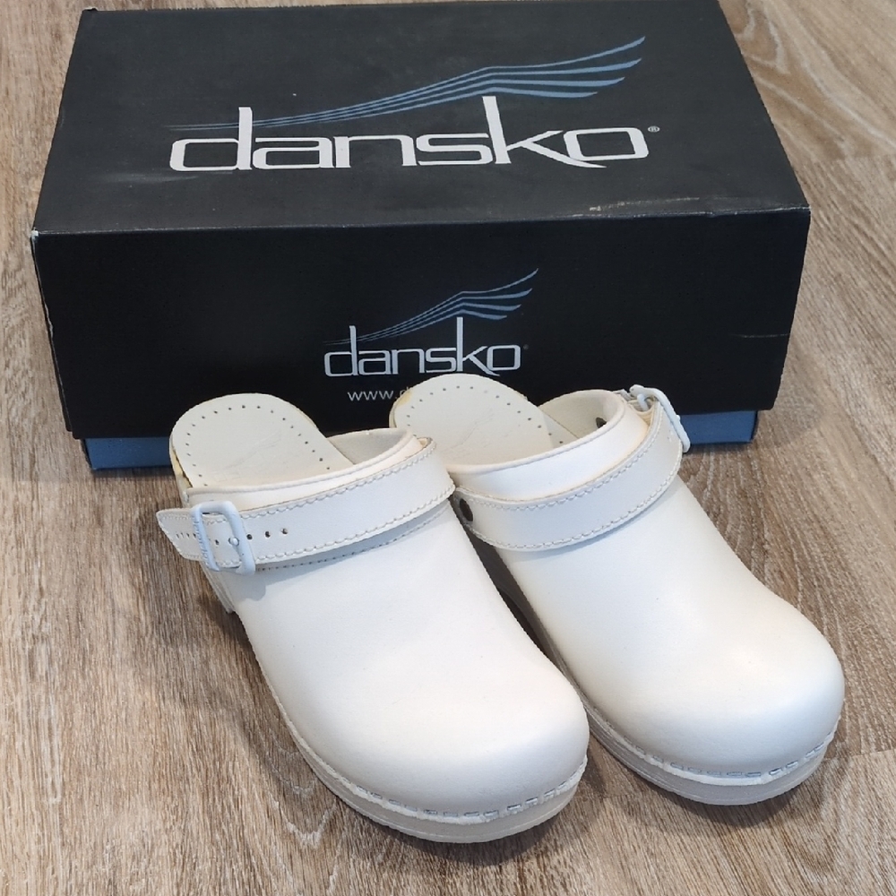 🩷💙 New In Box Dansko Women's White Clogs size 35 Euro (5 US) 🩷💙